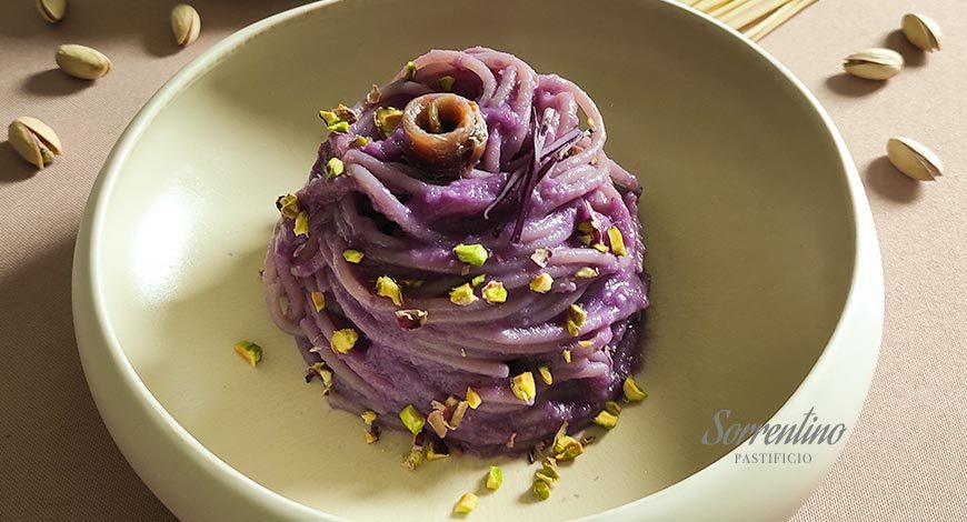 Spaghetti con Cavolo Rosso, Alici e Pistacchi